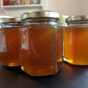 gyldne dråber i friskpresset honning